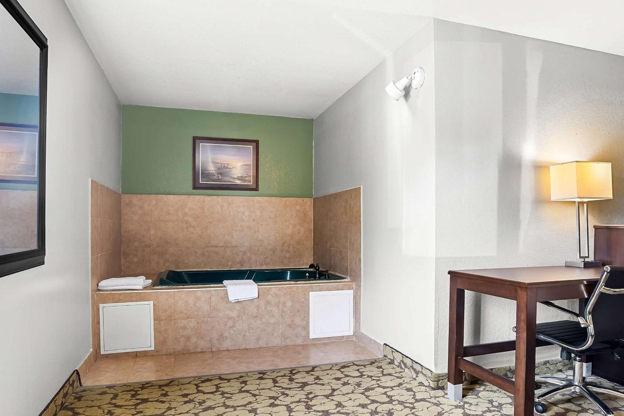 Surestay Plus Hotel By Best Western Bettendorf Exterior photo